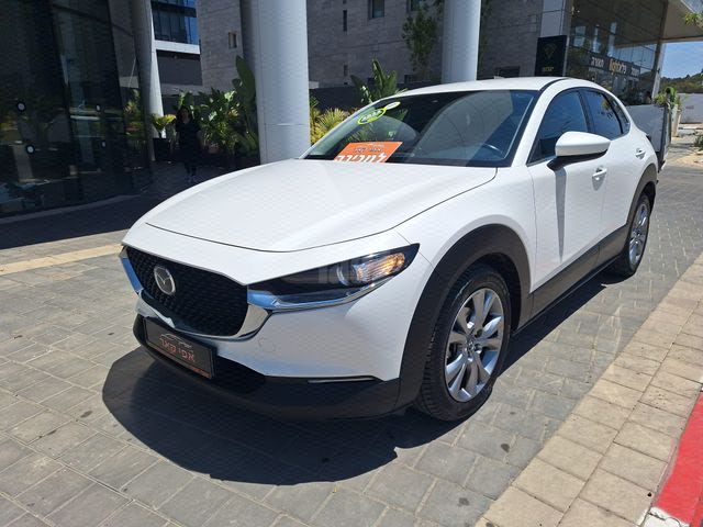 מודעת רכב מאזדה CX-30