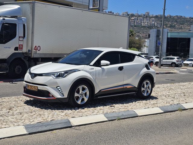מודעת רכב טויוטה C-HR