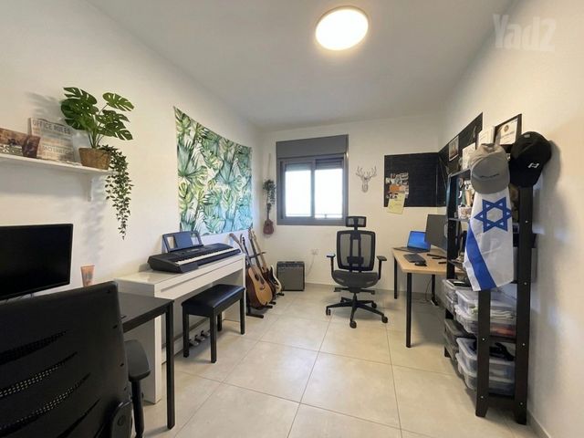 עפרה חזה 12