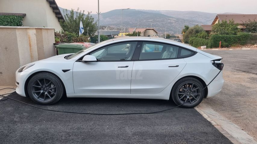מודעת רכב טסלה מודל 3