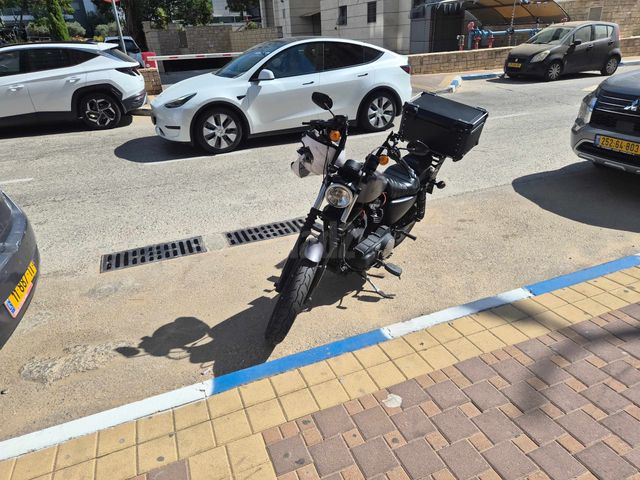מודעת רכב הרלי דיווידסון איירון 883