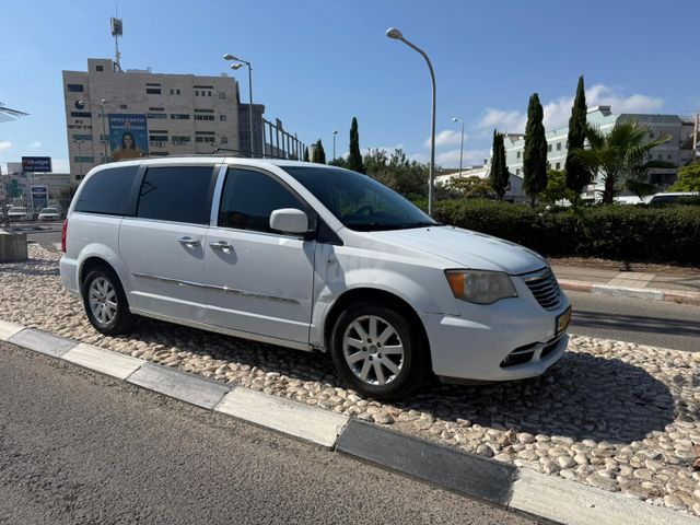 מודעת רכב קרייזלר גראנד וויאג'ר