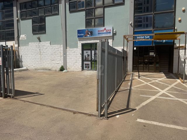 חנויות/ שטח מסחרי
