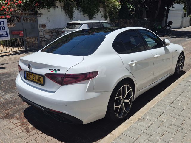 מודעת רכב אלפא רומיאו ג'וליה
