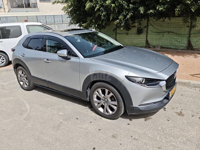 מודעת רכב מאזדה CX-30