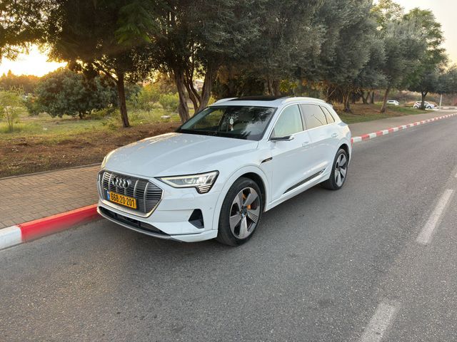 מודעת רכב אאודי E-tron