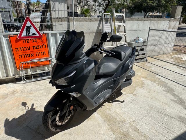 מודעת רכב סאן יאנג ג'וי-מקס Z-300