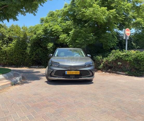 מודעת רכב ג'נסיס GV60