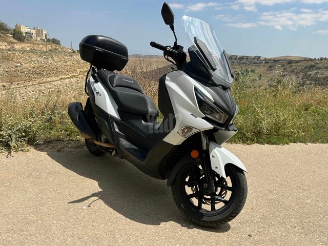 מודעת רכב סאן יאנג ג'וי-מקס Z-300