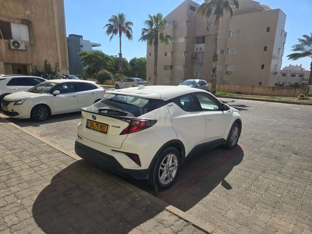 מודעת רכב טויוטה C-HR