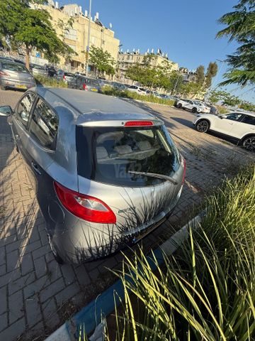 מודעת רכב מאזדה 2