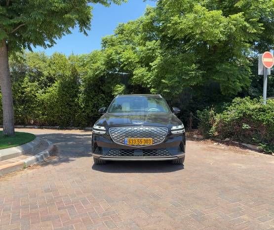 מודעת רכב ג'נסיס GV70