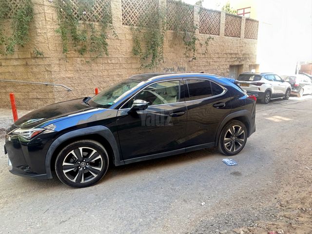 מודעת רכב לקסוס UX