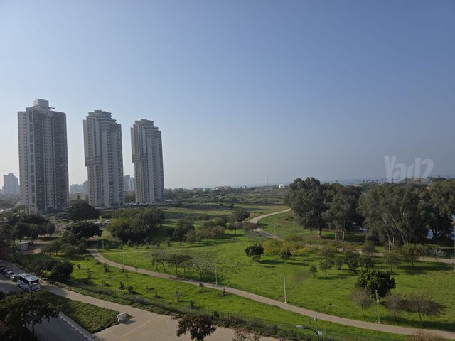 שדרות האגמים 7