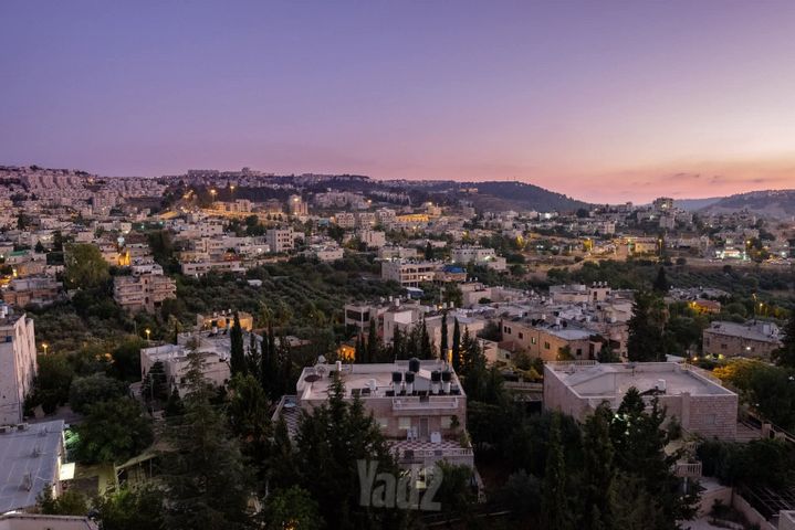 ברל לוקר 26