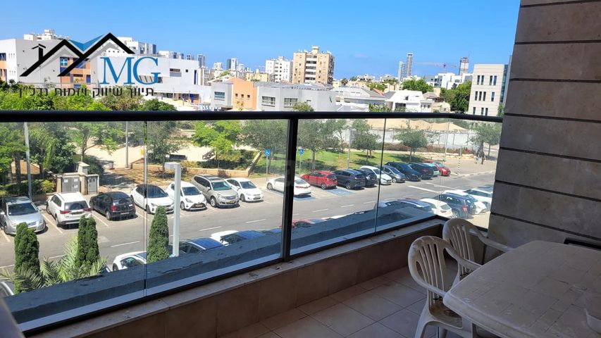 נעמי שמר 