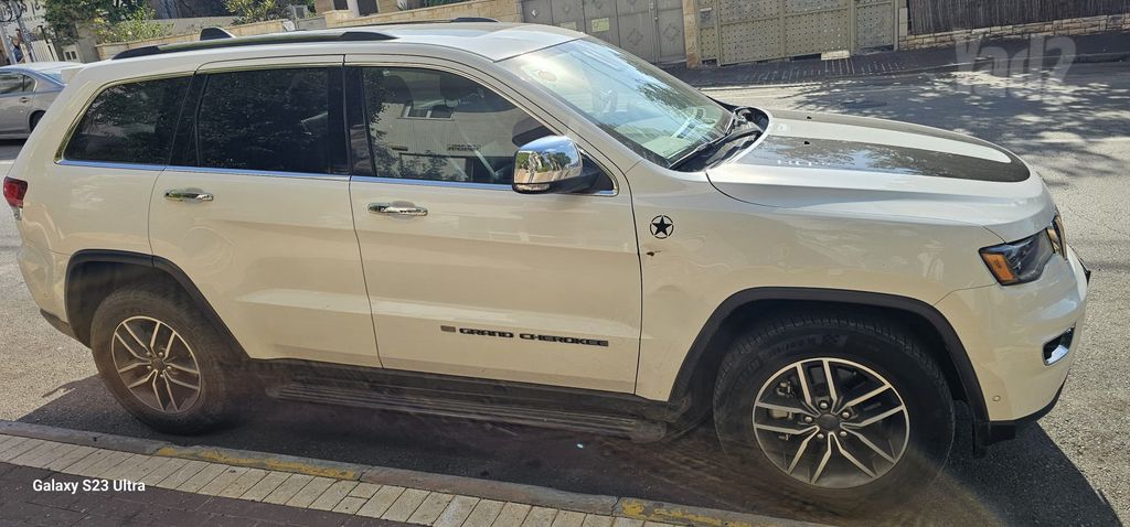 מודעת רכב ג'יפ גרנד צ'ירוקי
