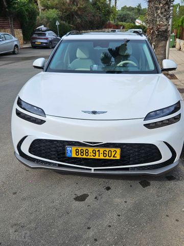 מודעת רכב ג'נסיס GV60