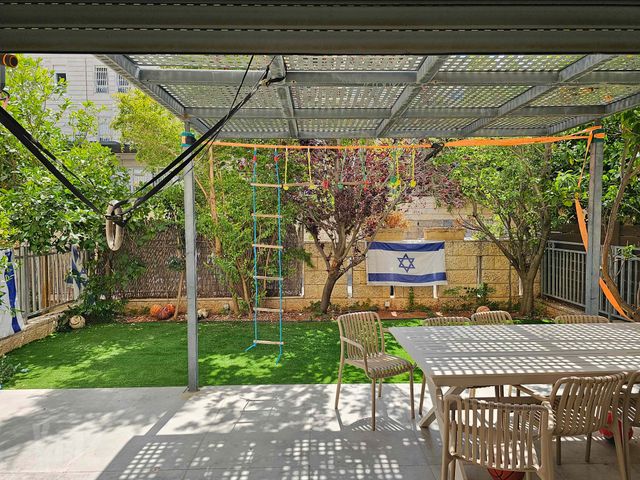 מנשה 8
