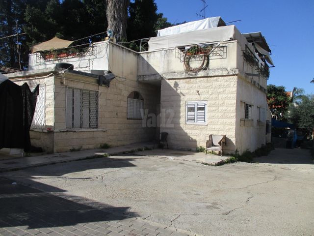 מנשה קפרא 25