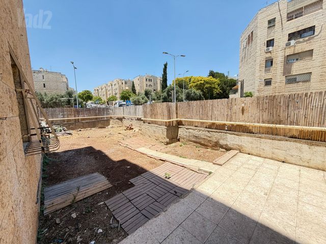 השישה עשר 