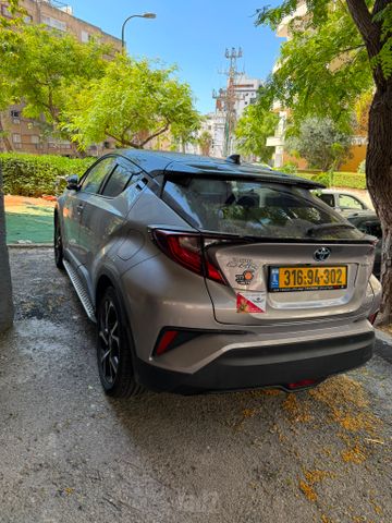 מודעת רכב טויוטה C-HR