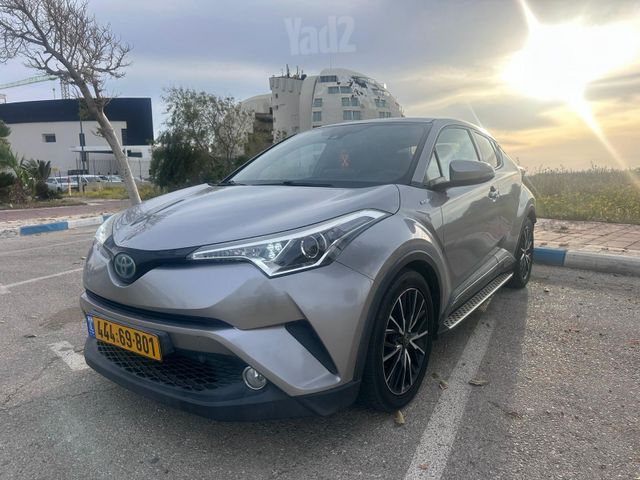 מודעת רכב טויוטה C-HR