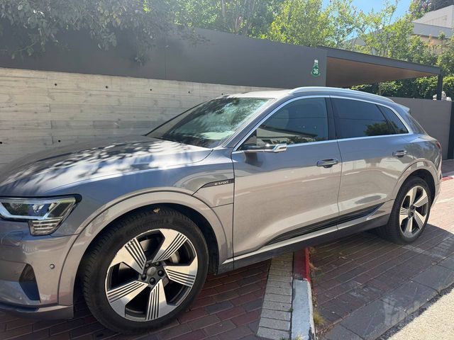 מודעת רכב אאודי E-tron