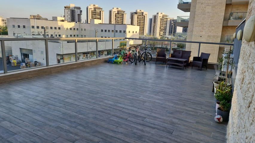 נצר חזני 22