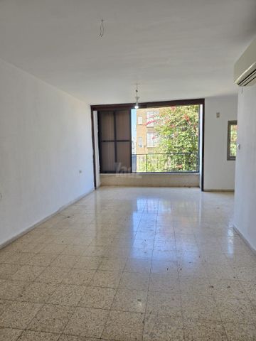 יבנה 28
