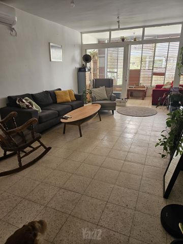 ישראל אהרוני 15