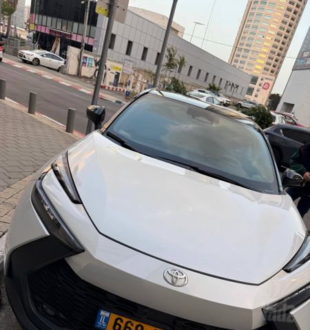 מודעת רכב טויוטה C-HR