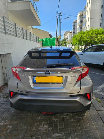מודעת רכב טויוטה C-HR
