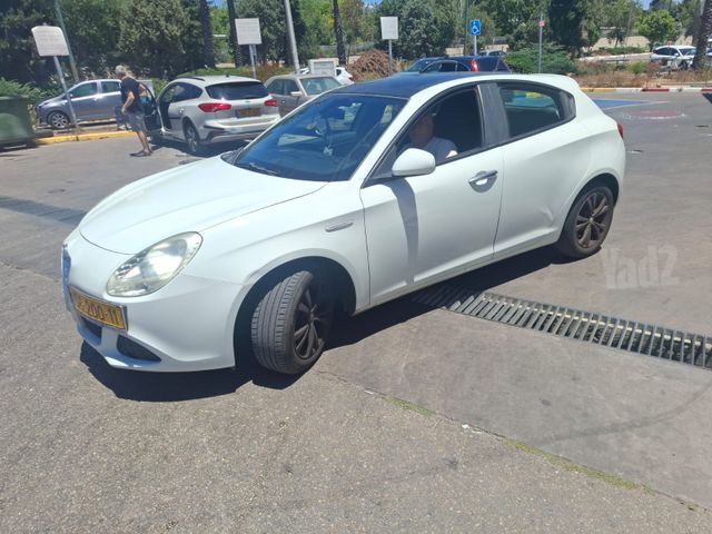 מודעת רכב אלפא רומיאו ג'ולייטה