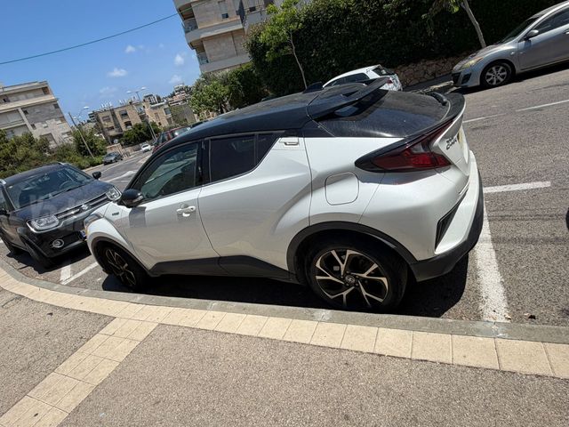 מודעת רכב טויוטה C-HR