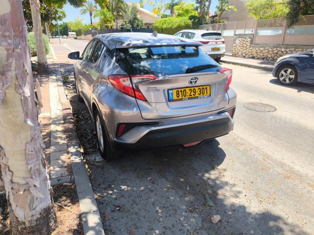 מודעת רכב טויוטה C-HR
