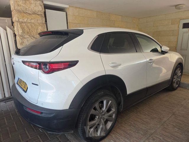מודעת רכב מאזדה CX-30