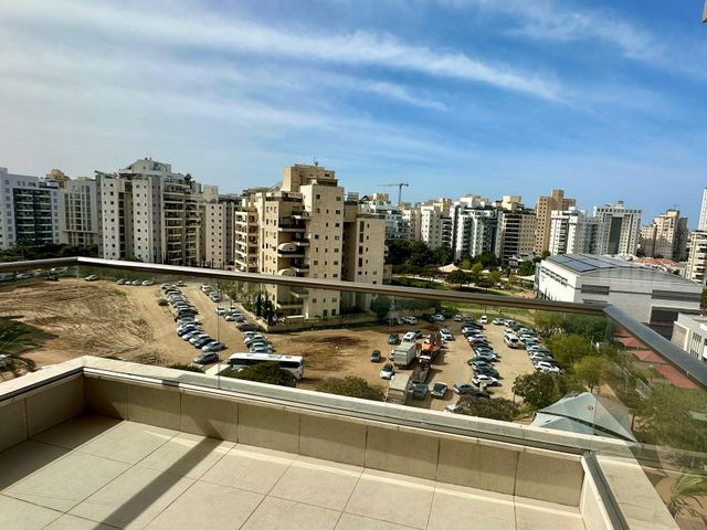 פנחס אילון 21