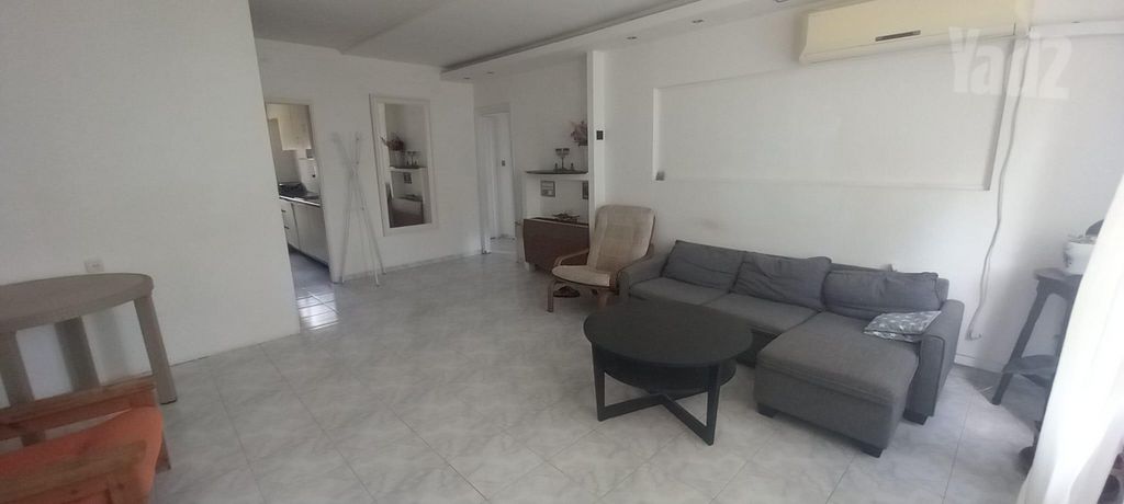שדרות ג'יימס דה רוטשילד 28