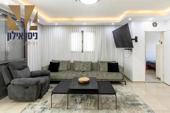 התשעים ושלוש 