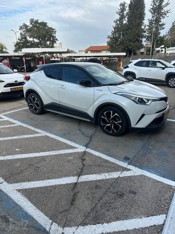 מודעת רכב טויוטה C-HR