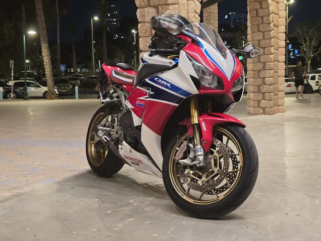 מודעת רכב הונדה CBR1000RR