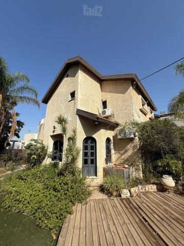 הברוש 1