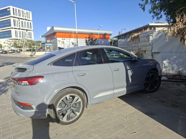 מודעת רכב אאודי Q4 e-tron
