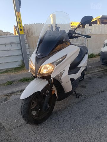 מודעת רכב קוואנג-יאנג אחר