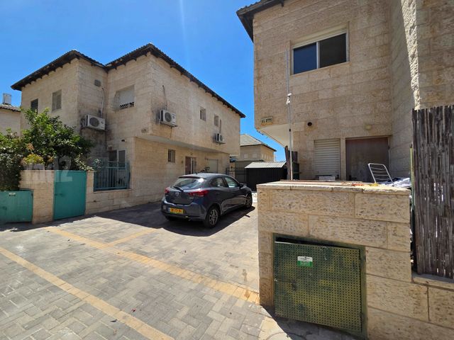 דו משפחתי למכירה בצור הדסה (תיווך) — 2