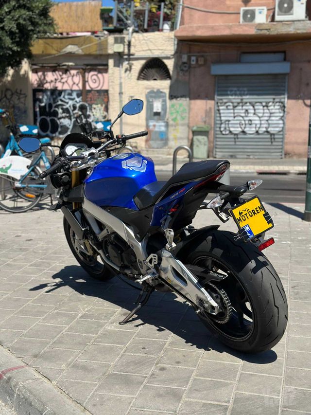 אפריליה טואונו V4