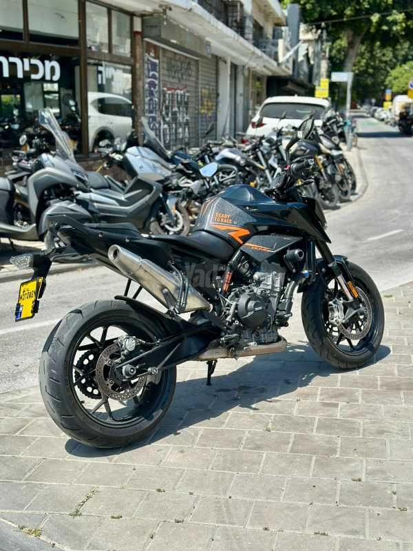 KTM Naked Duke 890