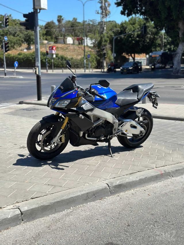 אפריליה טואונו V4