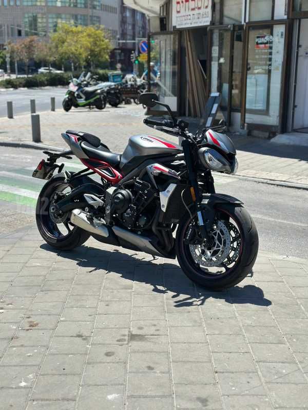 מודעת רכב טריומף Street Triple R